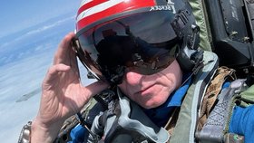 „Pilotovat stíhačku se nezapomíná, jako jízda na kole," hlásí senátor Mark Kelly.