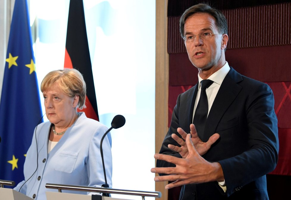 Německá kancléřka Angela Merkelová a nizozemský premiér Mark Rutte (22. 8. 2019)