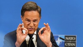 Mark Rutte na tiskové konferenci během zasedání ministrů zahraničí