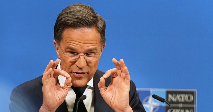 Mark Rutte na tiskové konferenci během zasedání ministrů zahraničí