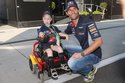 Mark Webber je nejenom zatraceně rychlý jezdec, ale také člověk, který nemyslí jen na sebe a věnuje se charitativním projektům pro postižené děti