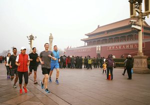 Mark Zuckerberg běhá v čínském smogu s úsměvem na tváři. Na Facebooku ho za to fanoušci „sestřelili“.