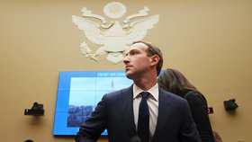 Mark Zuckerberg při slyšení v americkém Kongresu