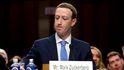 Mark Zuckerberg při výslechu v Kongresu Mark Zuckerberg při výslechu v Kongresu