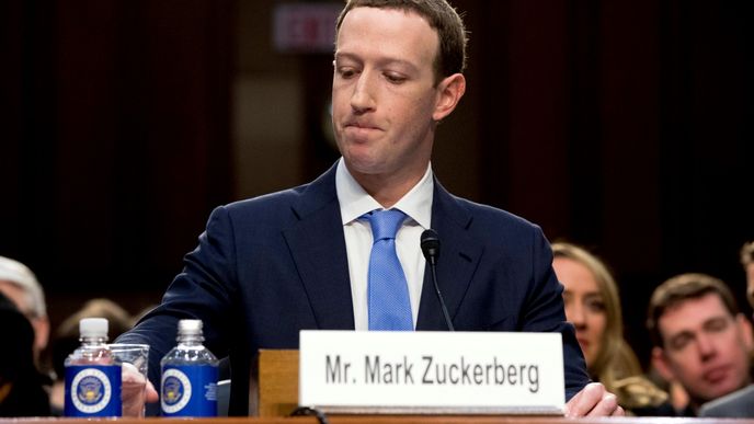 Mark Zuckerberg při výslechu v Kongresu