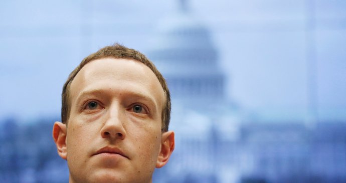 Akcie Facebooku klesly a šéf Mark Zuckerberg přišel o 640 miliard korun.