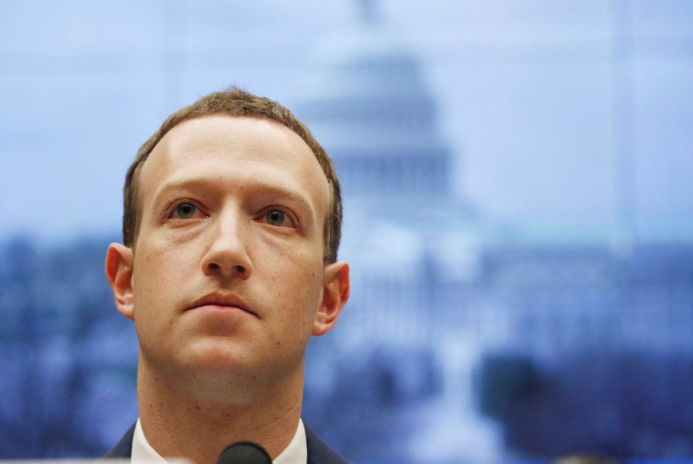 Akcie Facebooku klesly a šéf Mark Zuckerberg přišel o 640 miliard korun.