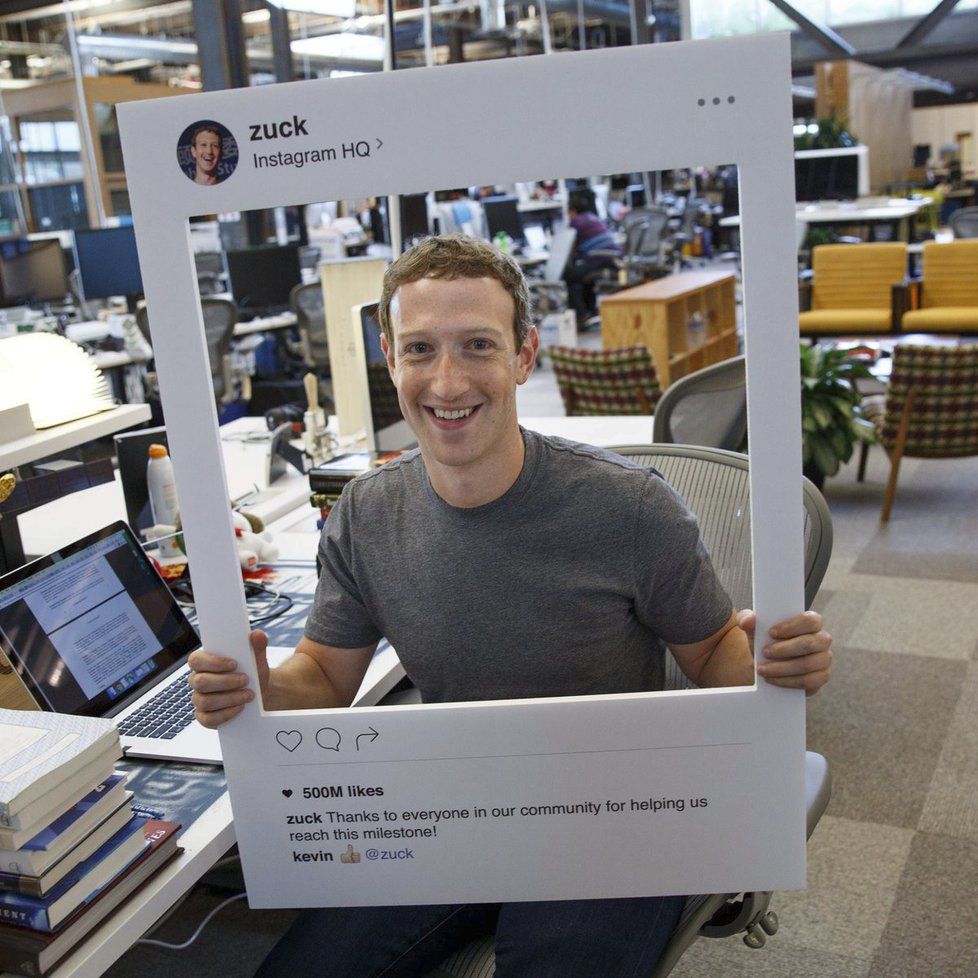 Mark Zuckerberg se přiznal, že má sám zalepenou kameru i mikrofon, aby nemohl být odposloucháván.