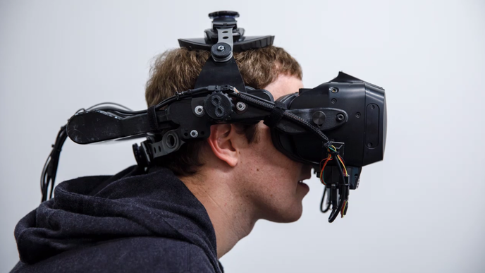 Mark Zuckerberg s prototypem brýlí pro virtuální realitu.