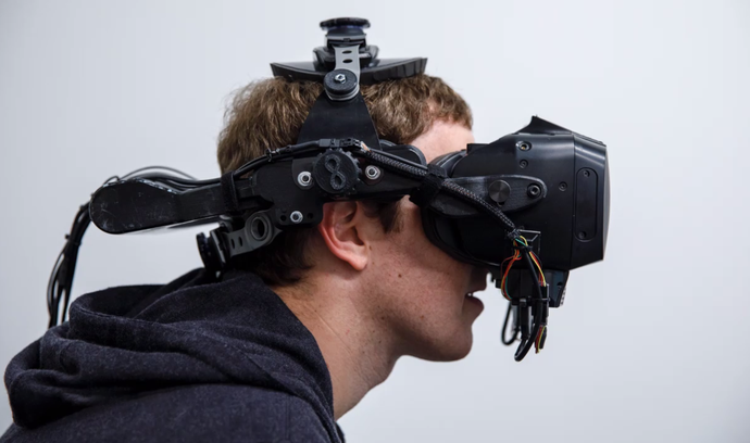 Mark Zuckerberg s prototypem brýlí pro virtuální realitu.