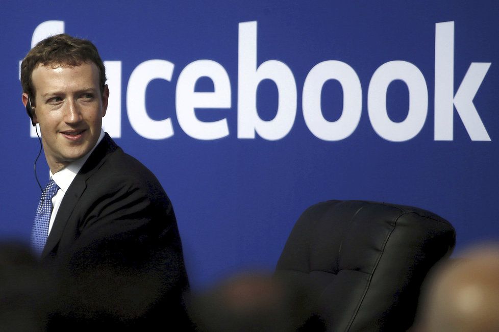 Mark Zuckerberg hasil problémy Facebooku, zisky však stoupaly.