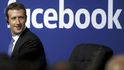 Mark Zuckerberg hasil problémy Facebooku, zisky však stoupaly