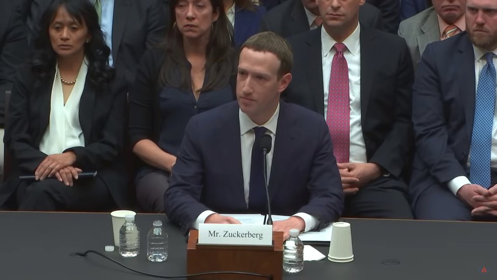 Mark Zuckerberg před americkými senátory