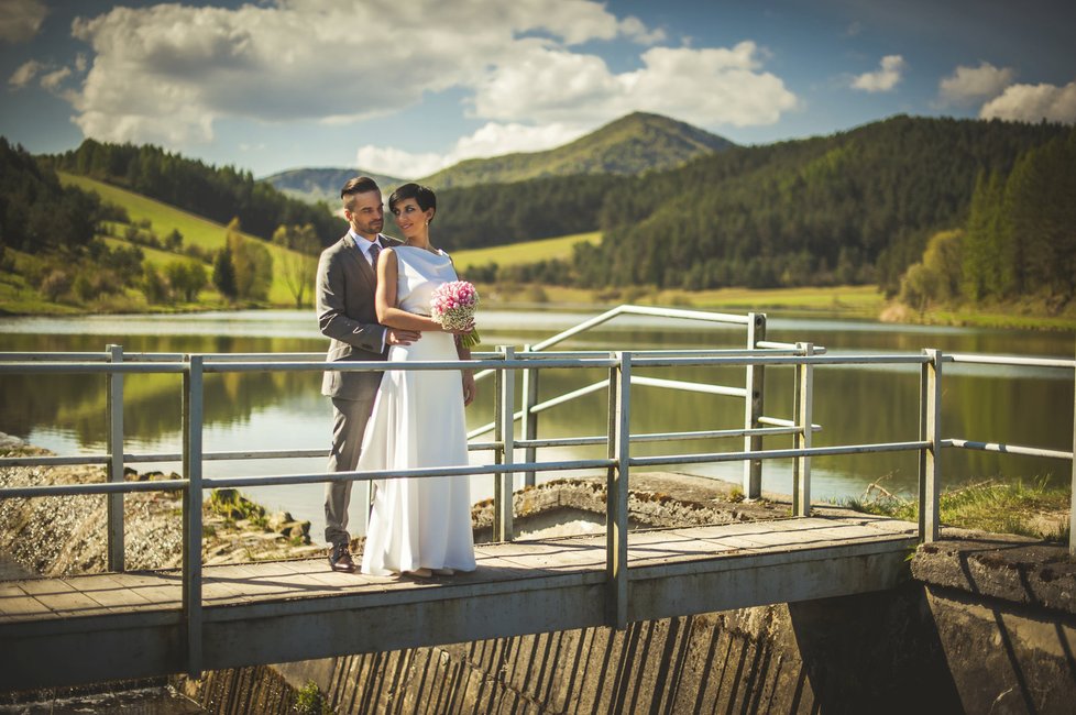 Část fotografií pár pořídil už před svatbou v blízkosti Rajce.