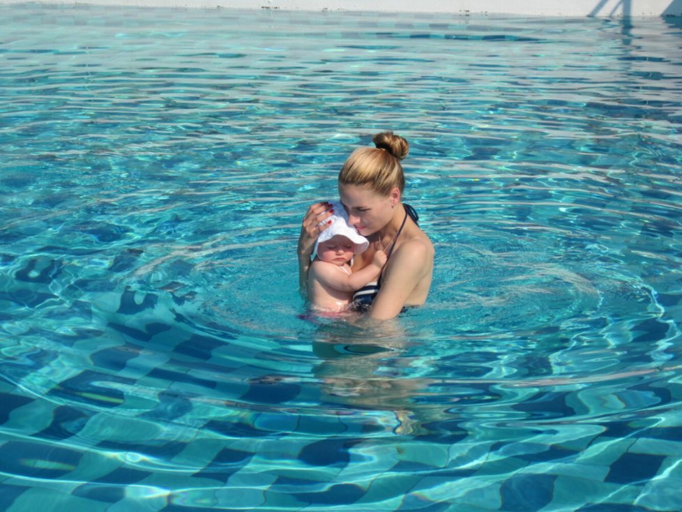 Dceru učila Markéta zvykat si na vodu a trochu i plavat