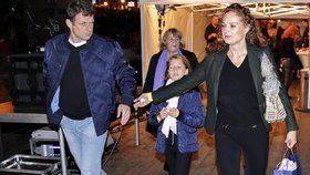Markéta Hrubešová se během procházky držela s milencem Petrem Syslem za ruce. Doprovázela je Markéty dcera Christel