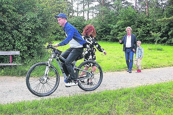 Jaromír Nosek strhne při jízdě na kole dublérce kabelku.