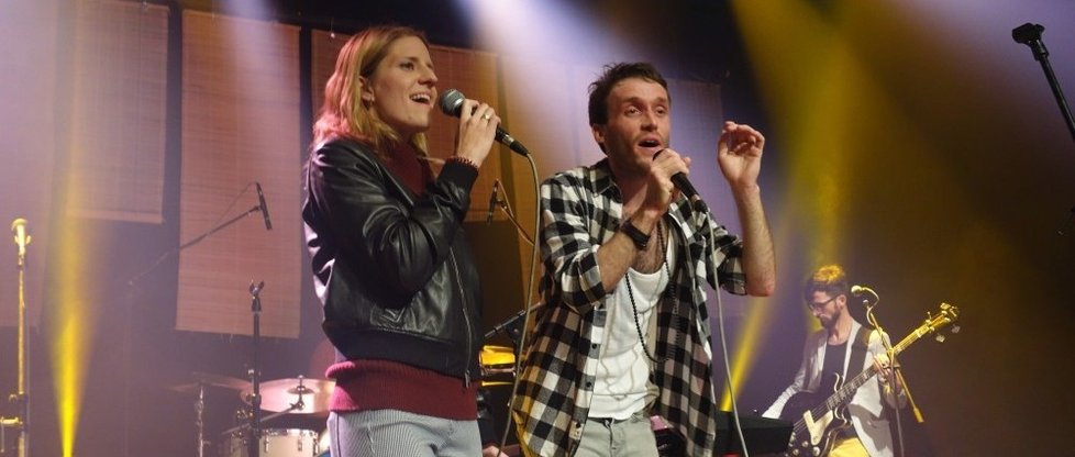 Markéta Irglová se zpěvákem Tomem Andělem.