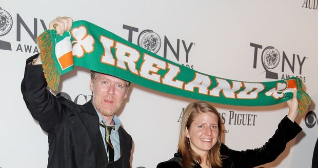 Markéta Irglová spolu s kolegou Glenem Hansardem přinesli i šál s nápisem Irsko přišla pro ceny...