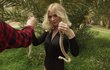 Markéta se odhodlala natáčet i s hady. Plazů se zjevně vůbec nebála.