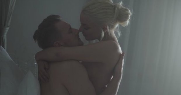 Markéta Konvičková s přítelem se v novém klipu objevili nazí a předváděli něžnosti.