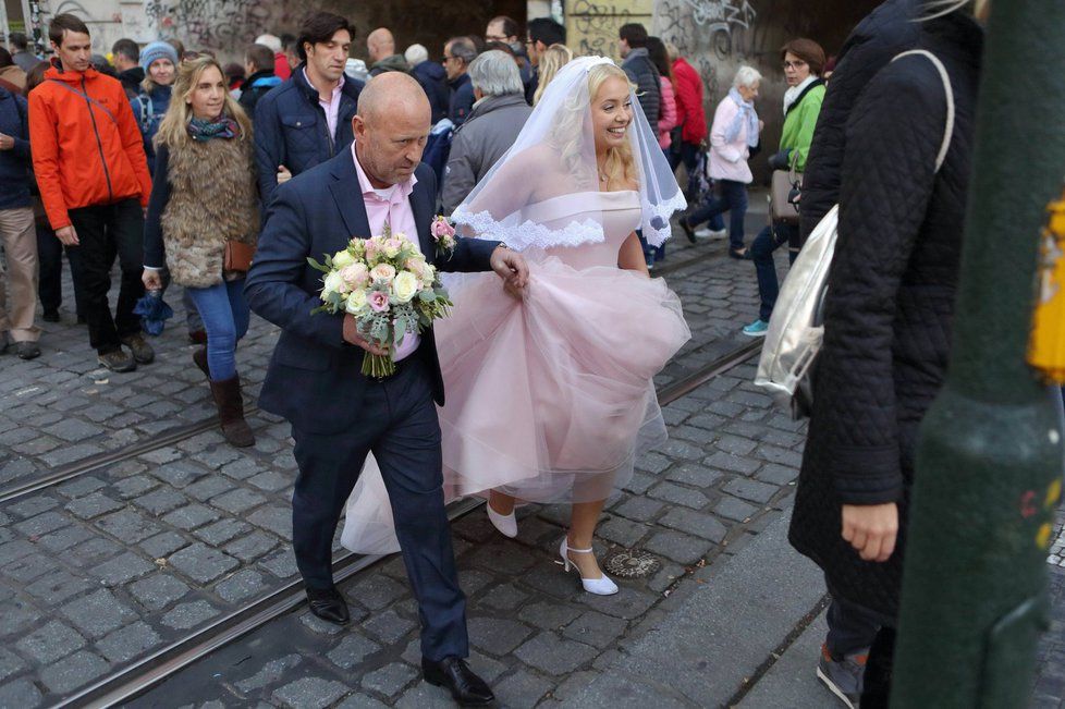 Novomanželé se po obřadu v paláci v Karlově ulici vydali na blízký Karlův most.