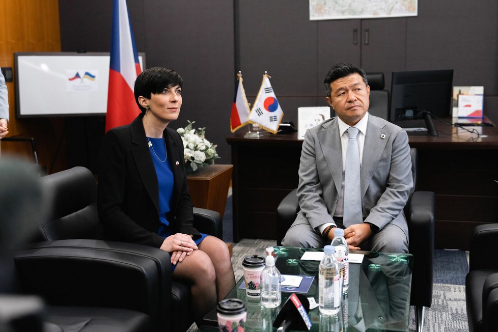 Šéfka Sněmovny Markéta Pekarová Adamová a ředitel Nexen Tire Ho-chan Kang na setkání v jihokorejském Pusanu