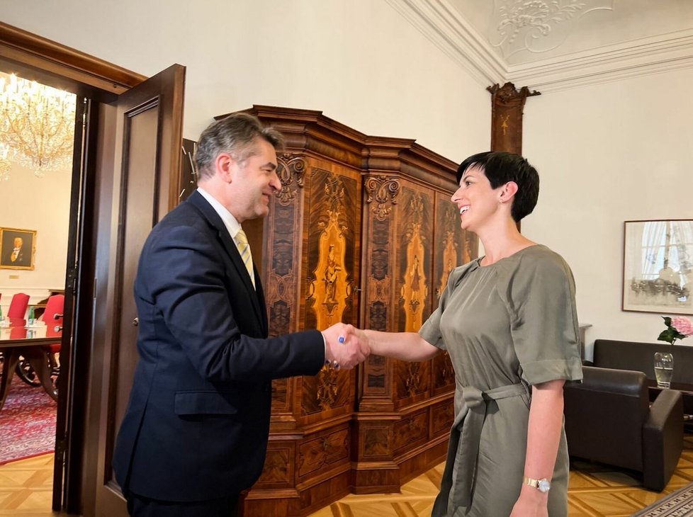 šéfka Sněmovny Markéta Pekarová Adamová (TOP 09) se loučila s ukrajinským velvyslancem Jevhenem Perebyjnisem.