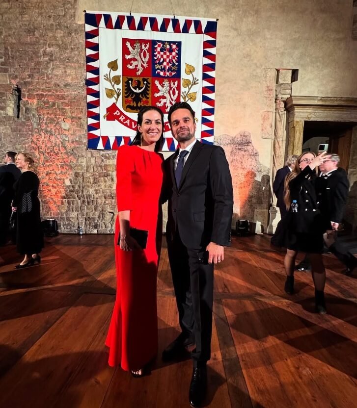 Markéta Pekarová Adamová (TOP 09) s manželem n Hradě po předávání státních vyznamenání (28.10.2025) Markéta Pekarová Adamová (TOP 09) s manželem n Hradě po předávání státních vyznamenání (28.10.2025)