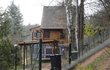 Modernizované chata na samotě u lesa. Tady Plánková s rodinou bydlí.