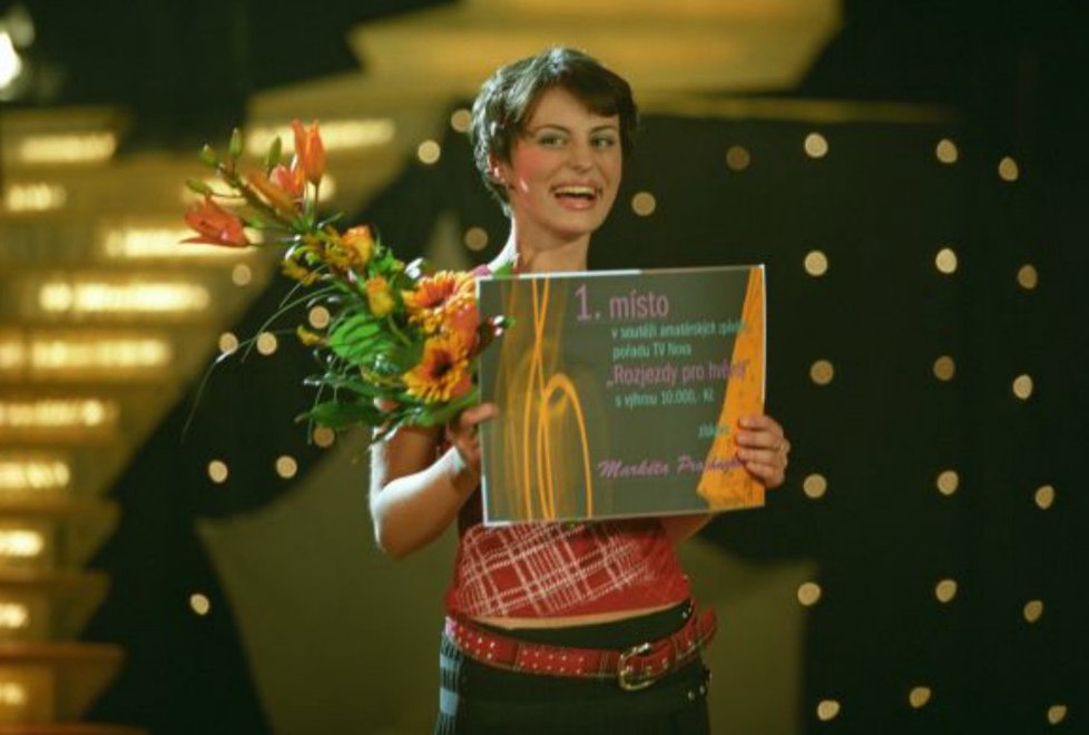 2003 – Díky vítězství v show Rozjezdy pro hvězdy začali Markétu Procházkovou rodiče podporovat ve zpěvu.