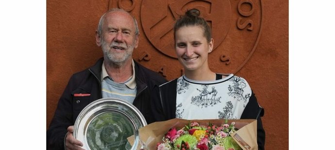 Tenistka Markéta Vondroušová na sociálních sítích zveřejnila několik oblíbených fotografií se svým milovaným dědečkem, o kterého ji připravila zákeřná nemoc