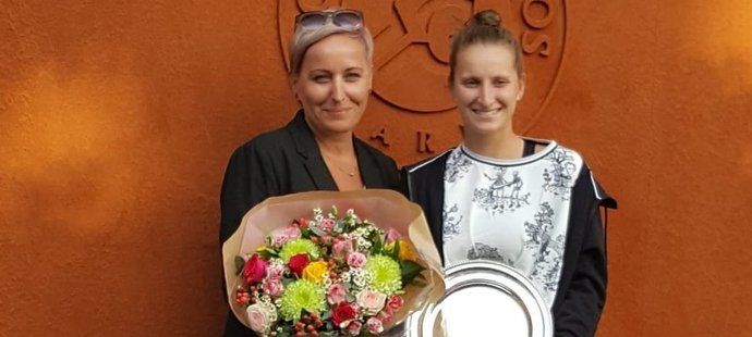 Markéta Vondroušová s maminkou Jindřiškou po úspěchu na French Open