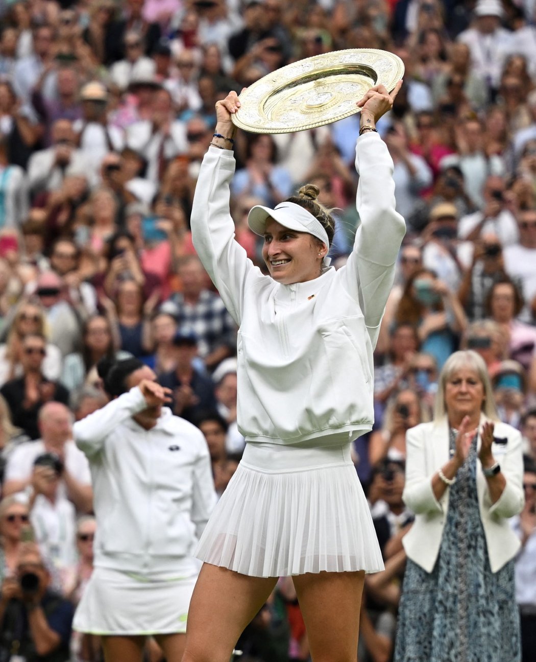 Markéta Vondroušová s trofejí pro vítěze Wimbledonu