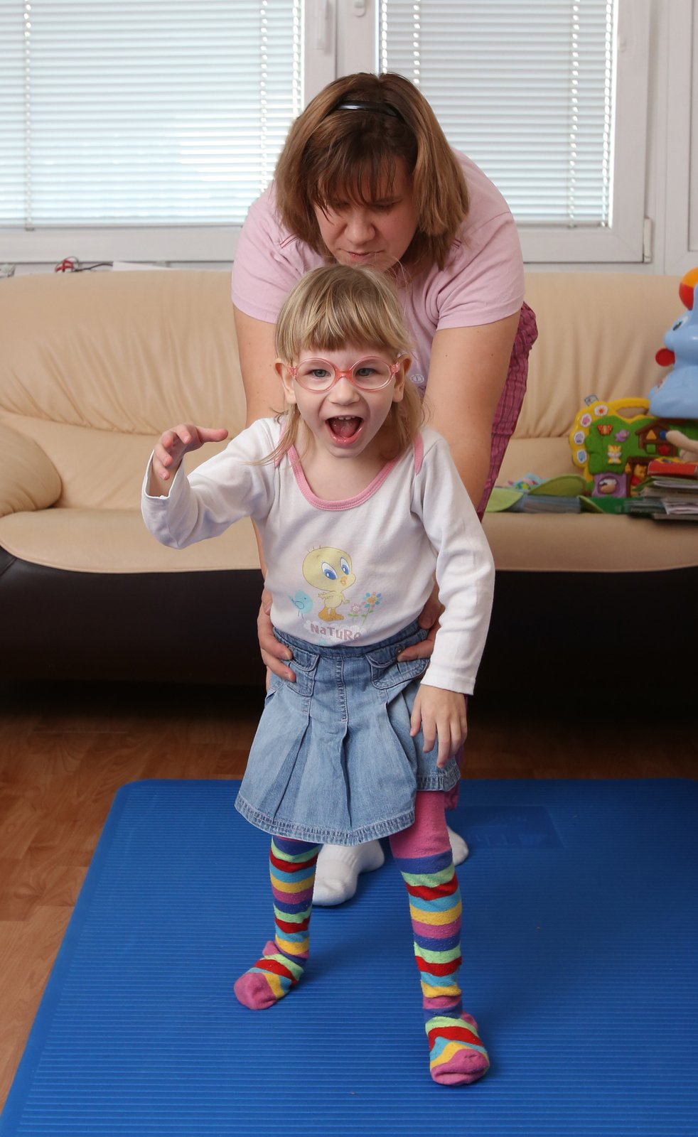 Naní Markétka dokáže chodit, ale ještě ji musí přidržovat maminka.