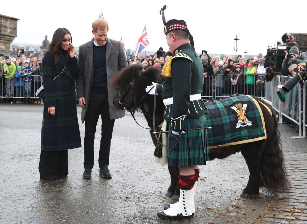 Meghan Markle oblékla stejný „kabátek“ jako skotský poník.