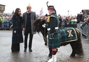 Meghan Markle oblékla stejný „kabátek“ jako skotský poník.