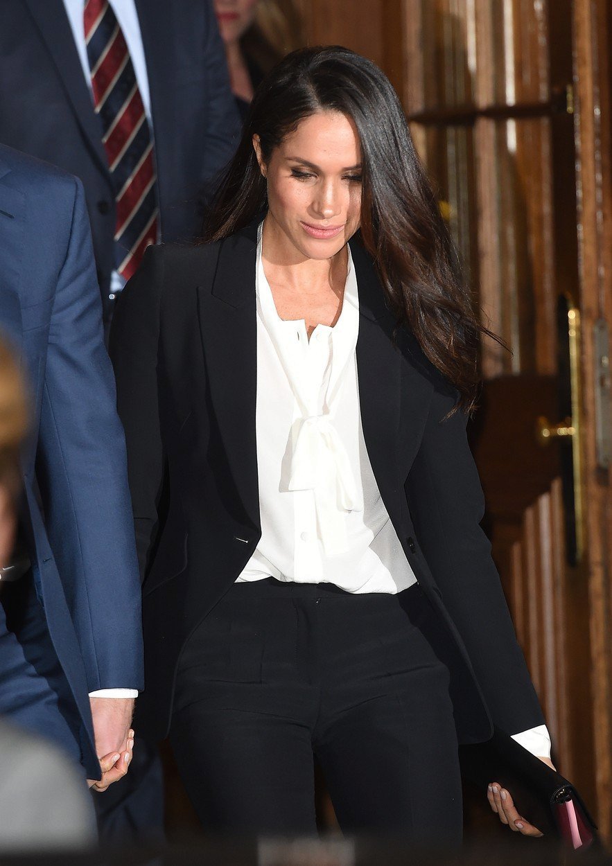 Meghan Markle a princ Harry ve společnosti.