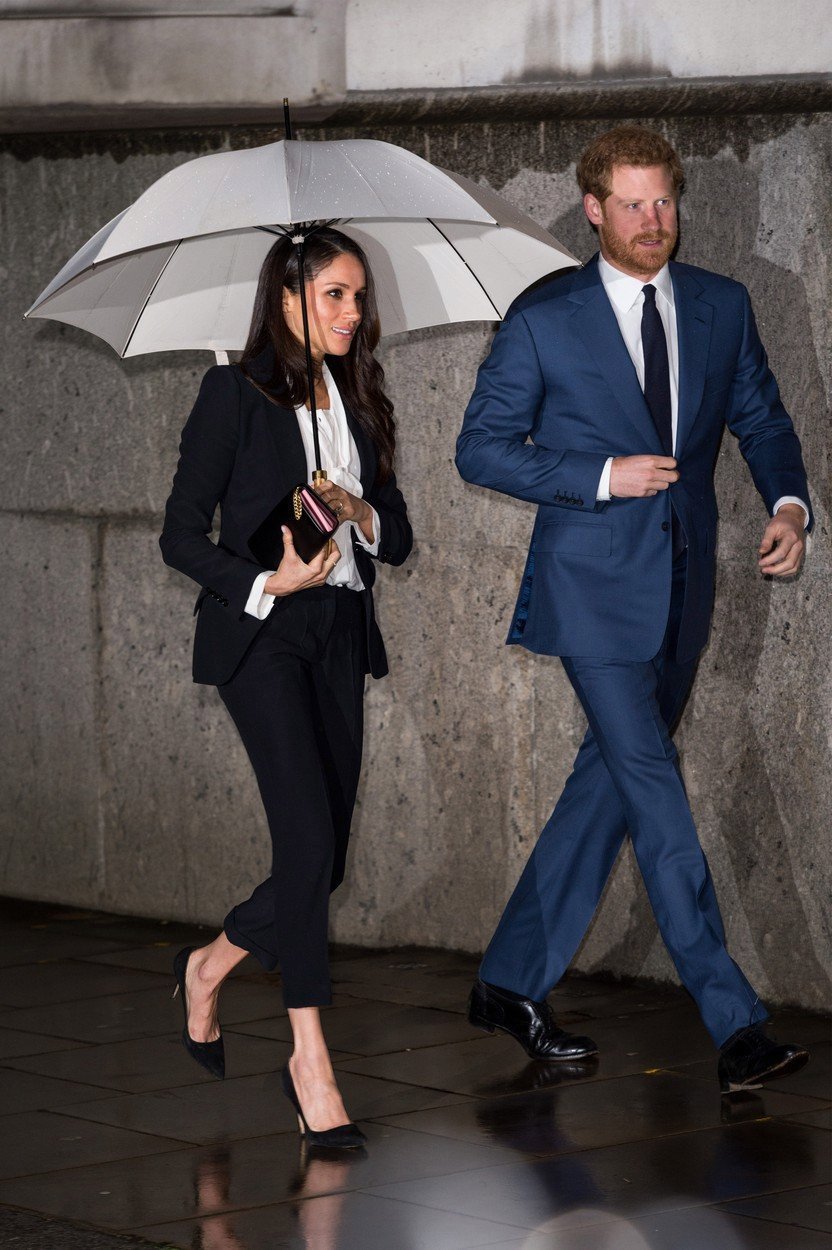 Meghan Markle a princ Harry ve společnosti.