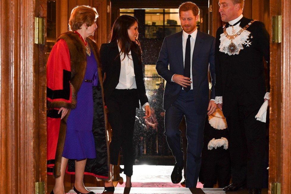 Meghan Markle a princ Harry ve společnosti.