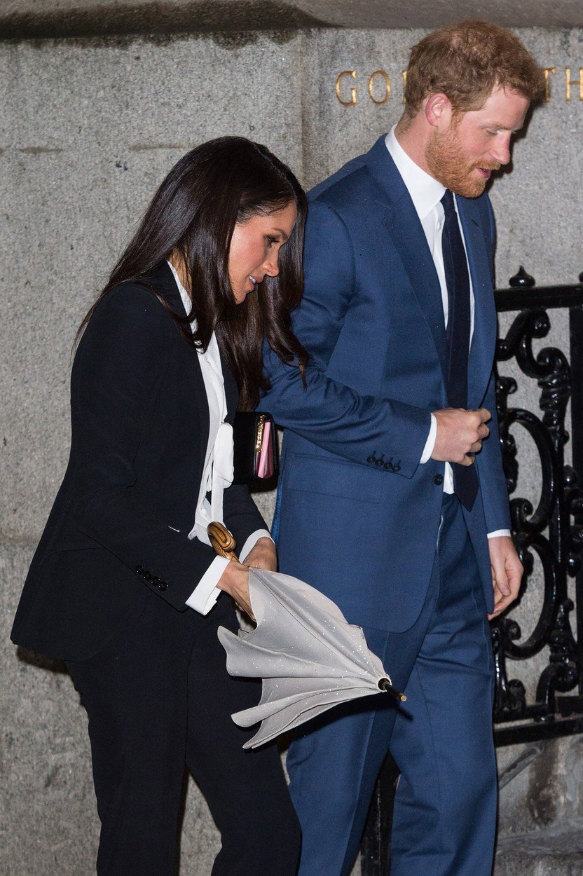 Meghan Markle a princ Harry ve společnosti.