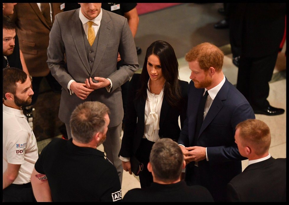 Meghan Markle a princ Harry ve společnosti.