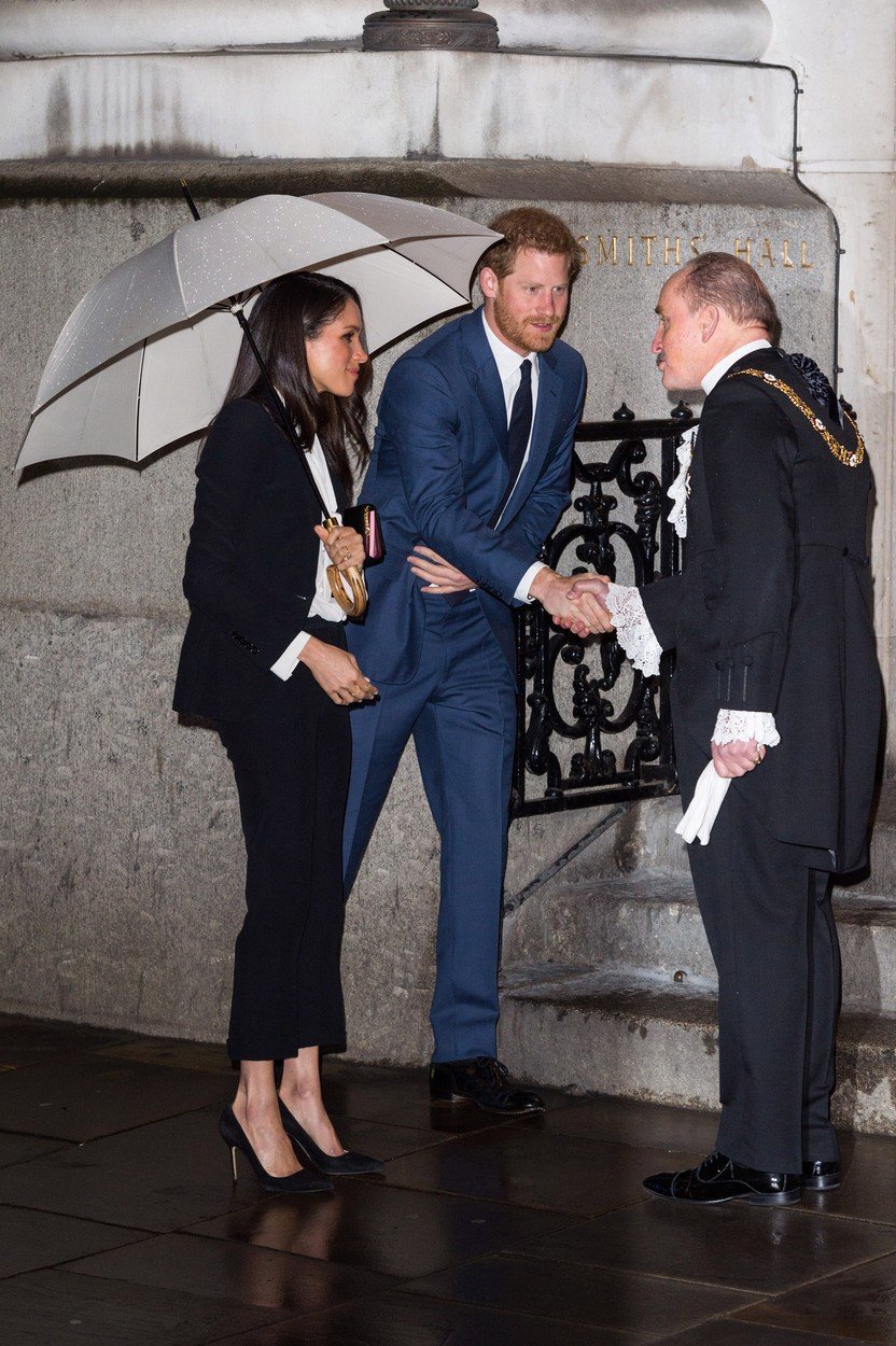 Meghan Markle a princ Harry ve společnosti.