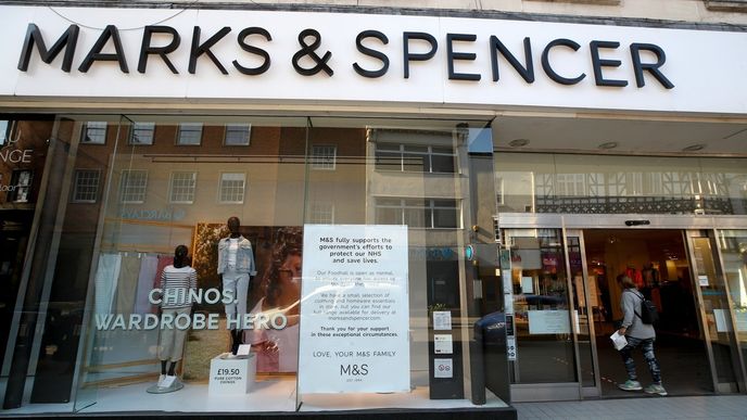 Britskému maloobchodnímu řetězci Marks and Spencer klesly tržby. Prodejce drtí pandemie i brexit.