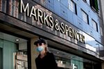 Koronavirus zamával s nabídkou obchodu Marks & Spencer, místo obleků teď prodávají šortky