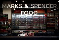 Marks & Spencer v Česku dočasně zavírá obchody. Dodávky potravin z Británie váznou