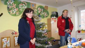 Ministryně práce a sociálních věcí Michaela Marksová navštívila v předvánočním čase Domov sv. Zdislavy pro matky s dětmi v tísni v Plzni a předala jim potravinové balíčky