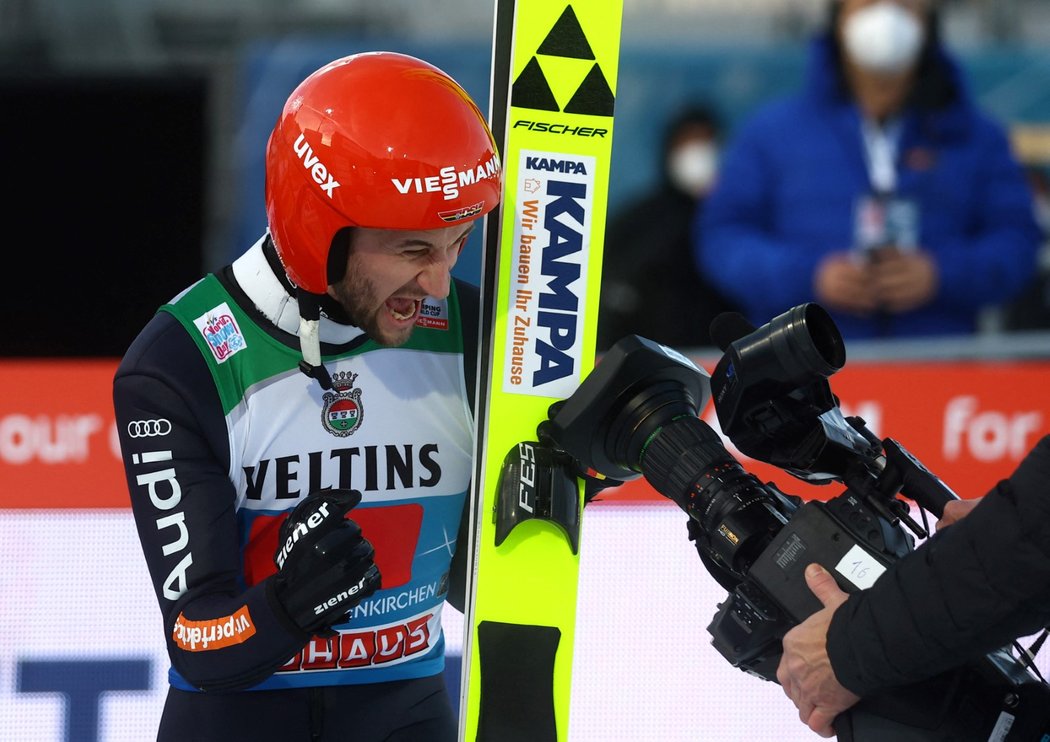 Markus Eisenbichler slaví svůj skok ve finále závodu Turné čtyř můstků v Ga-Pa