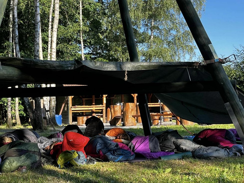 Spaní pod vyhlídkovou plošinou bylo na táboře tradicí.
