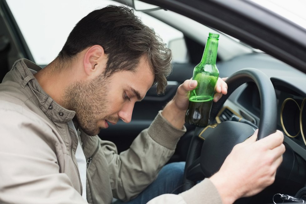 Alkohol za volant nepatří, prospěla by i českým řidičům praxe v márnici?